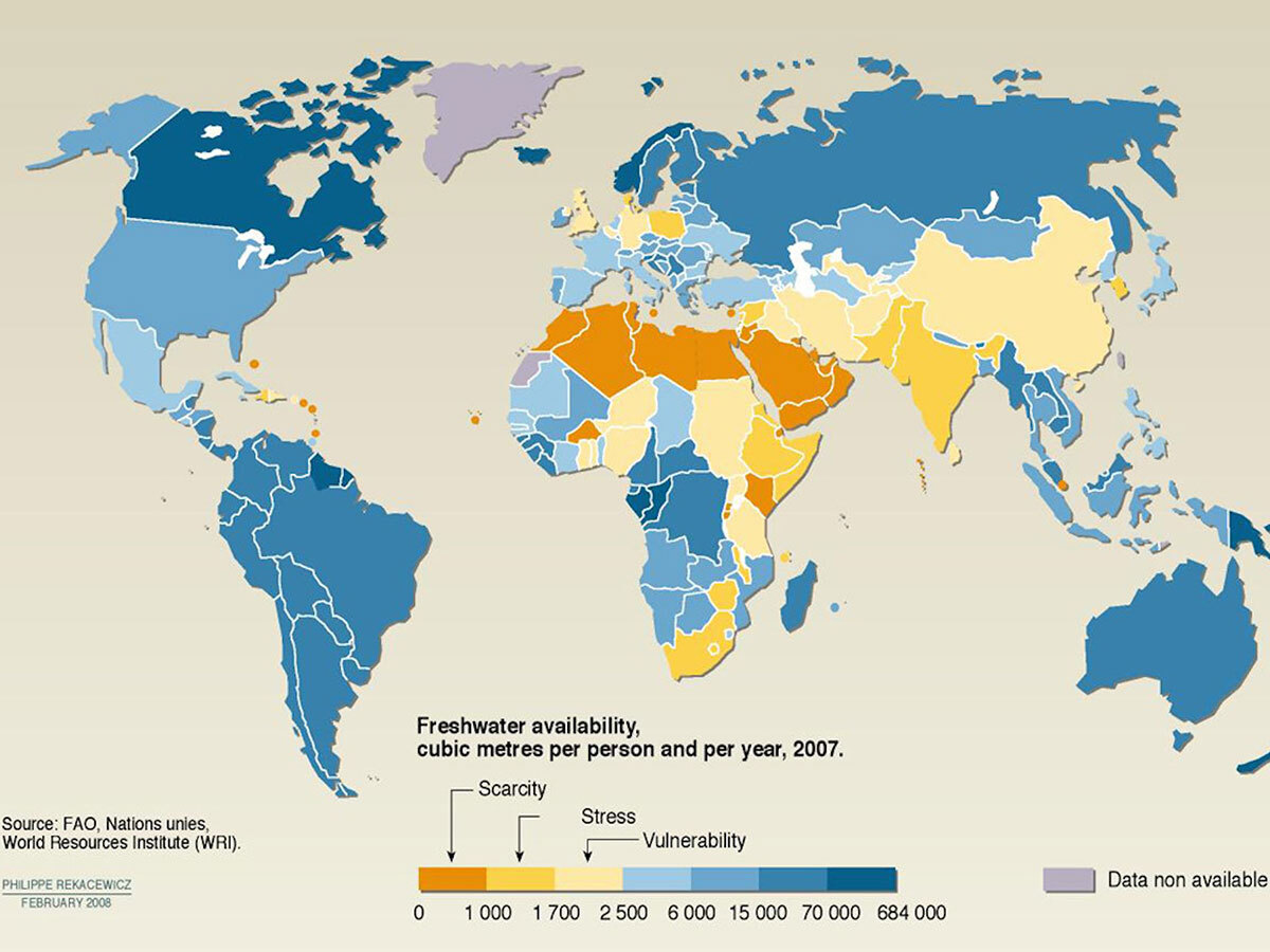 A world map shows the freshwater availability in cubic metres per person and per year as of 2007.