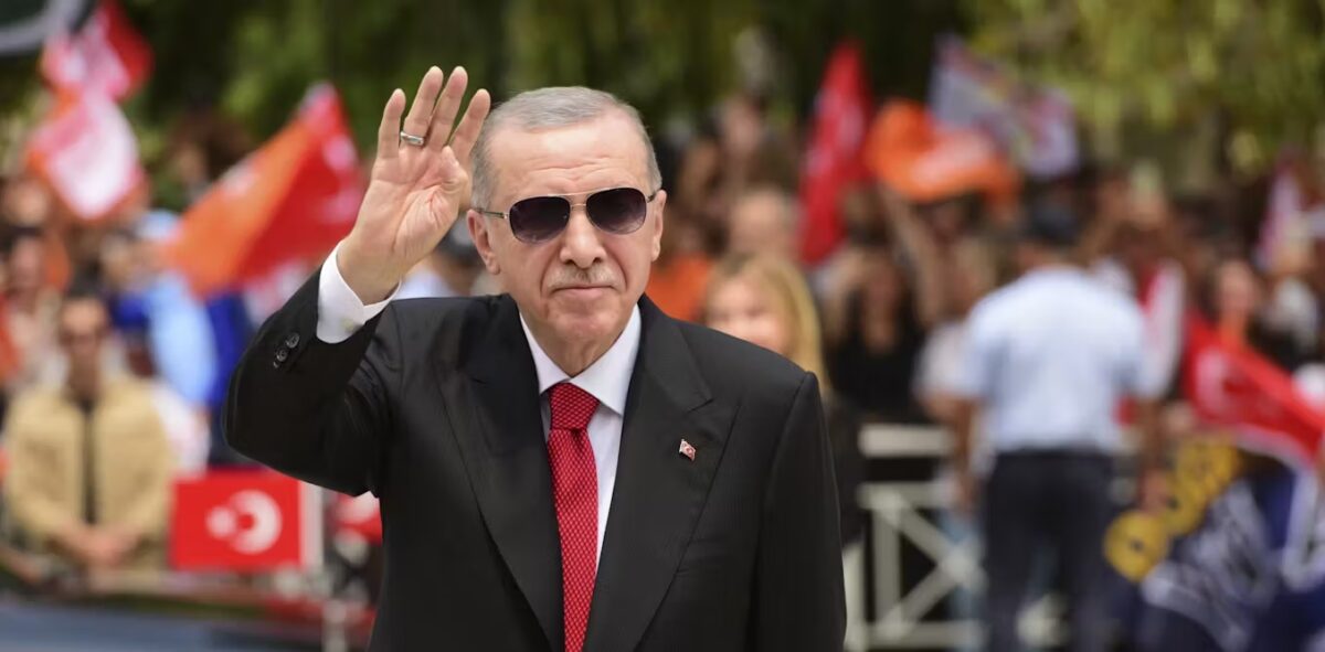 Turkish President Recep Tayyip Erdoğan waves to a crowd.